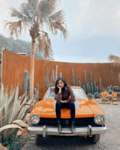 Banner cô gái ngồi xe màu cam