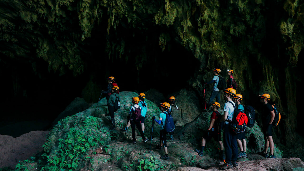 Du lịch trekking hang động Over ở Quảng Bình cùng Dulichcoguu