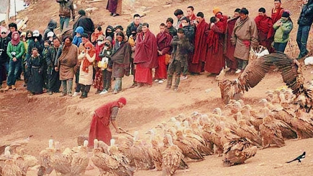 Hình thức Thiên táng ( hay còn gọi là Điểu táng ) của người Tây Tạng