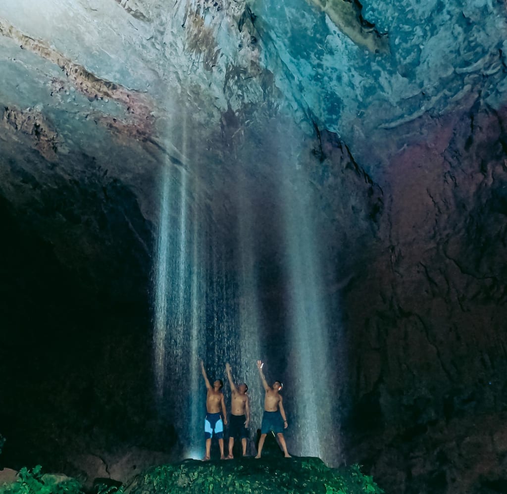Tắm dưới dòng nước mưa mát lạnh trong hang Pygmy