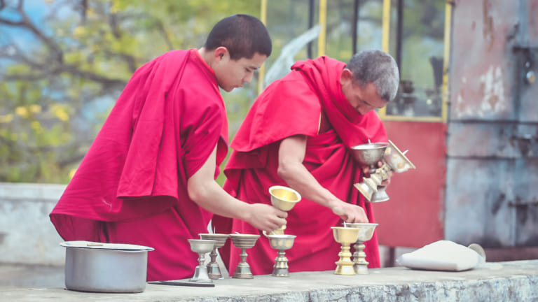 Các vị sư Bhutan vệ sinh bộ đèn