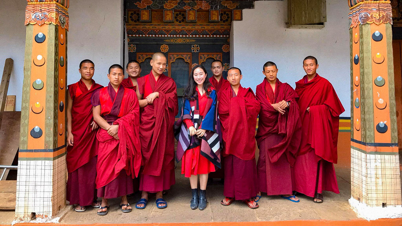 Chụp ảnh cùng các vị sư ở Bhutan