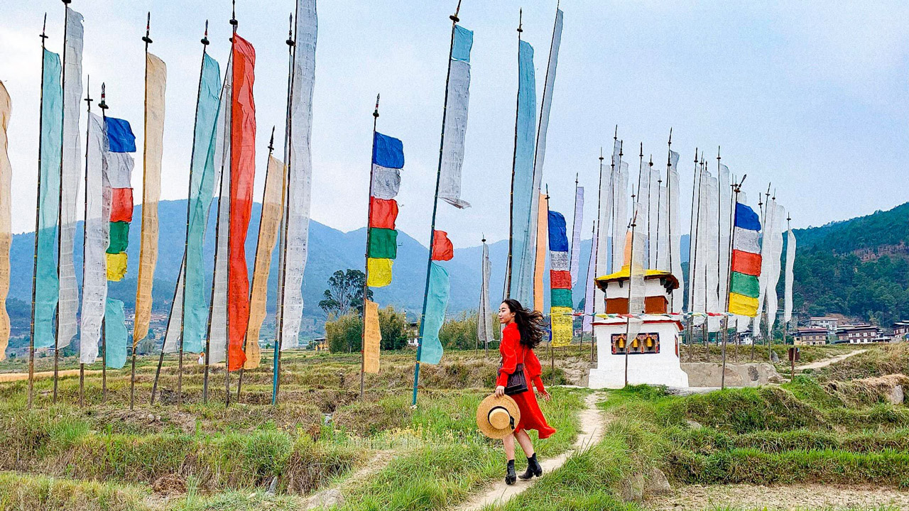 Chụp ảnh cùng các lá cờ cầu nguyện ở Bhutan