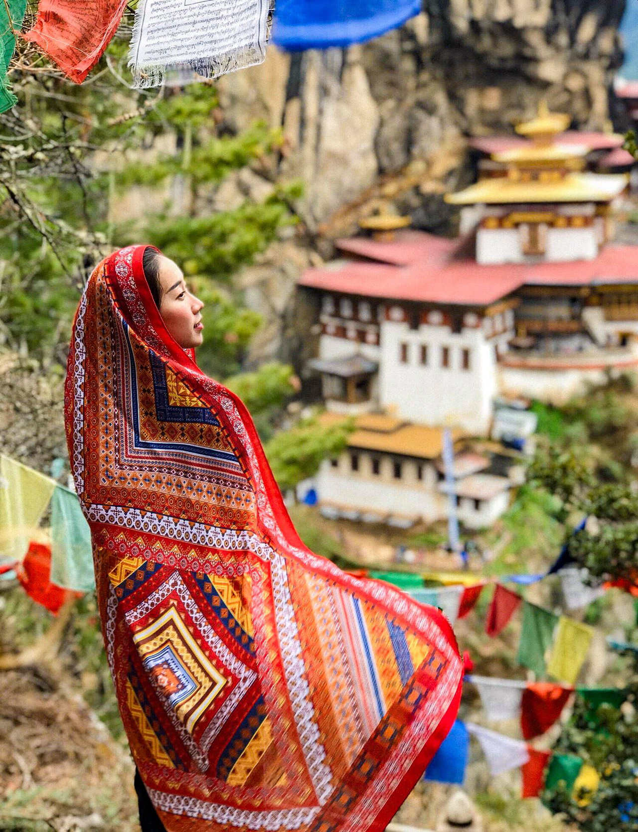 Du khách chụp ảnh ở một tu viện Bhutan