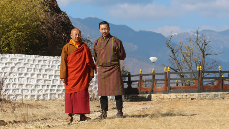 Du khách chụp hình cùng sư thầy ở Bhutan