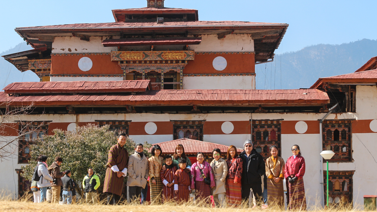 Du khách chụp hình ở ngôi đền Bhutan
