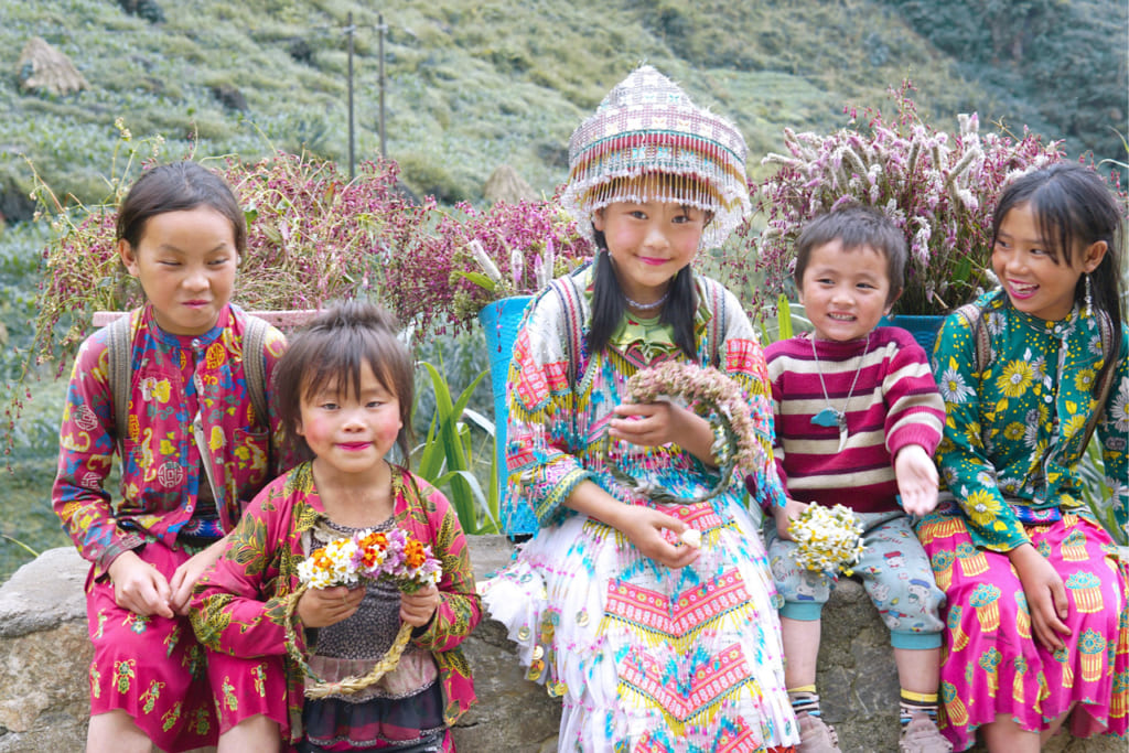 Những đứa trẻ người H'Mông với trang phục truyền thống