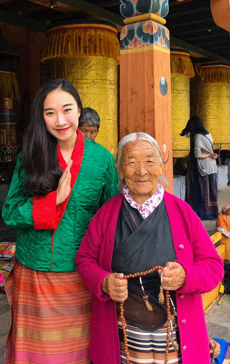 Hình ảnh du khách chụp cùng người dân Bhutan