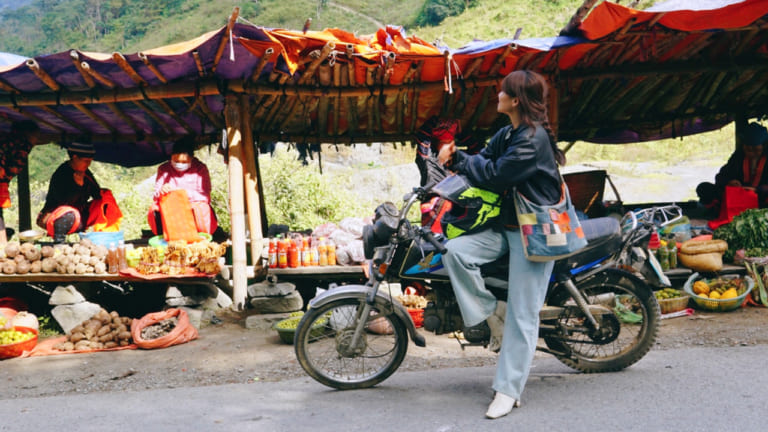 Khách du lịch chụp ảnh trong chuyến du lịch có Guu ở Điện Biên Phủ