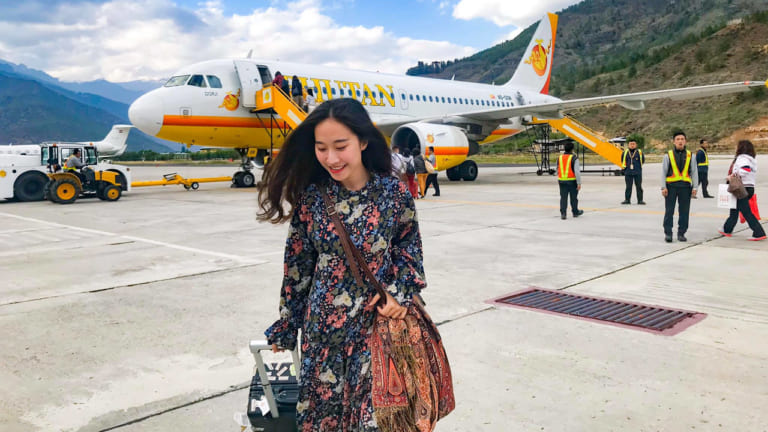 Khách du lịch vừa xuống sân bay ở Bhutan