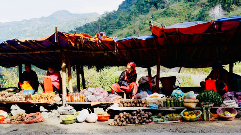 Khung cảnh họp chợ Mường Lay - Điện Biên Phủ