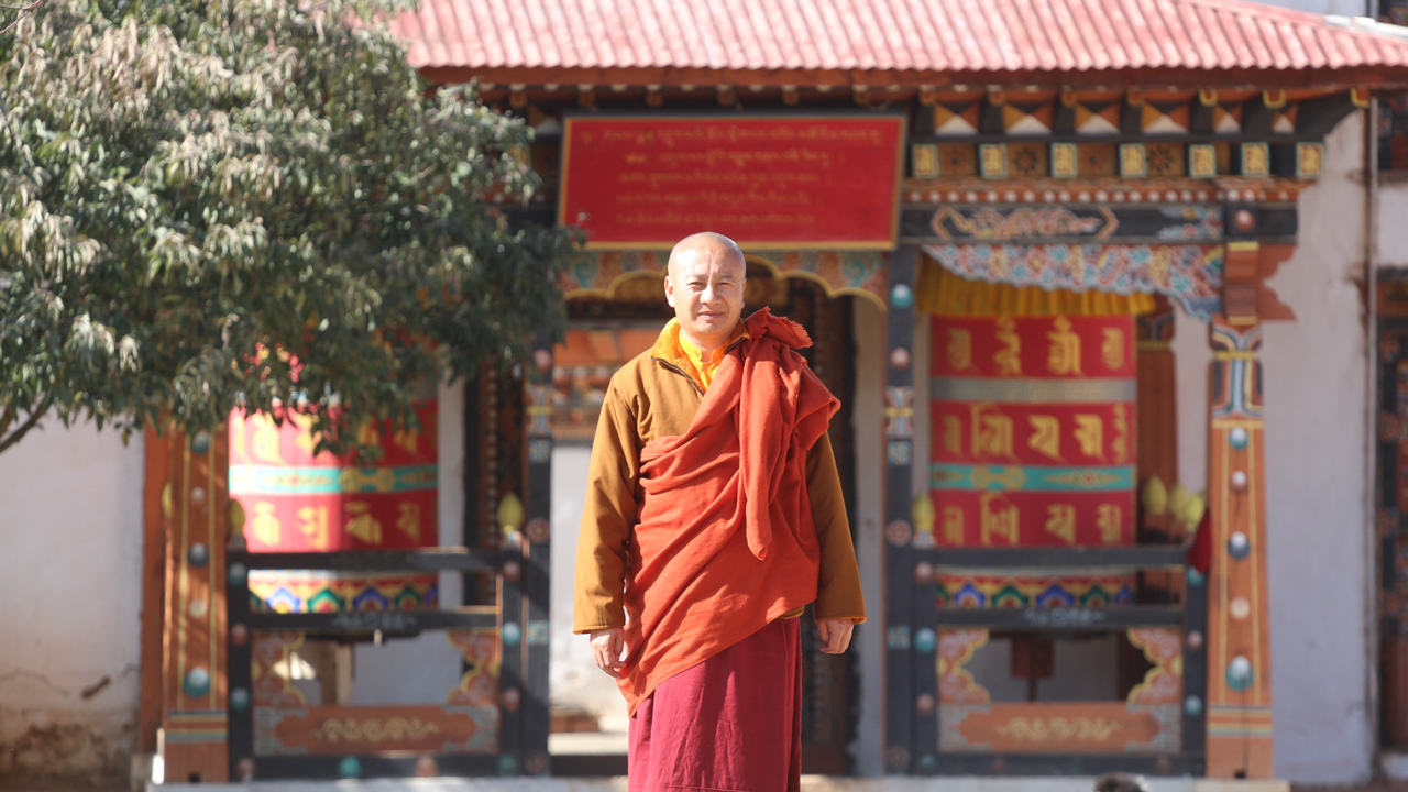 Một vị sư ở ngôi đền tại Bhutan