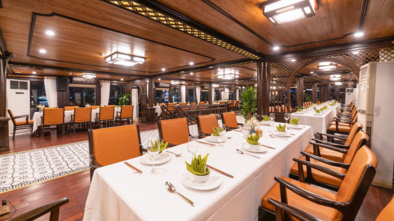 Phòng ăn trên du thuyền
