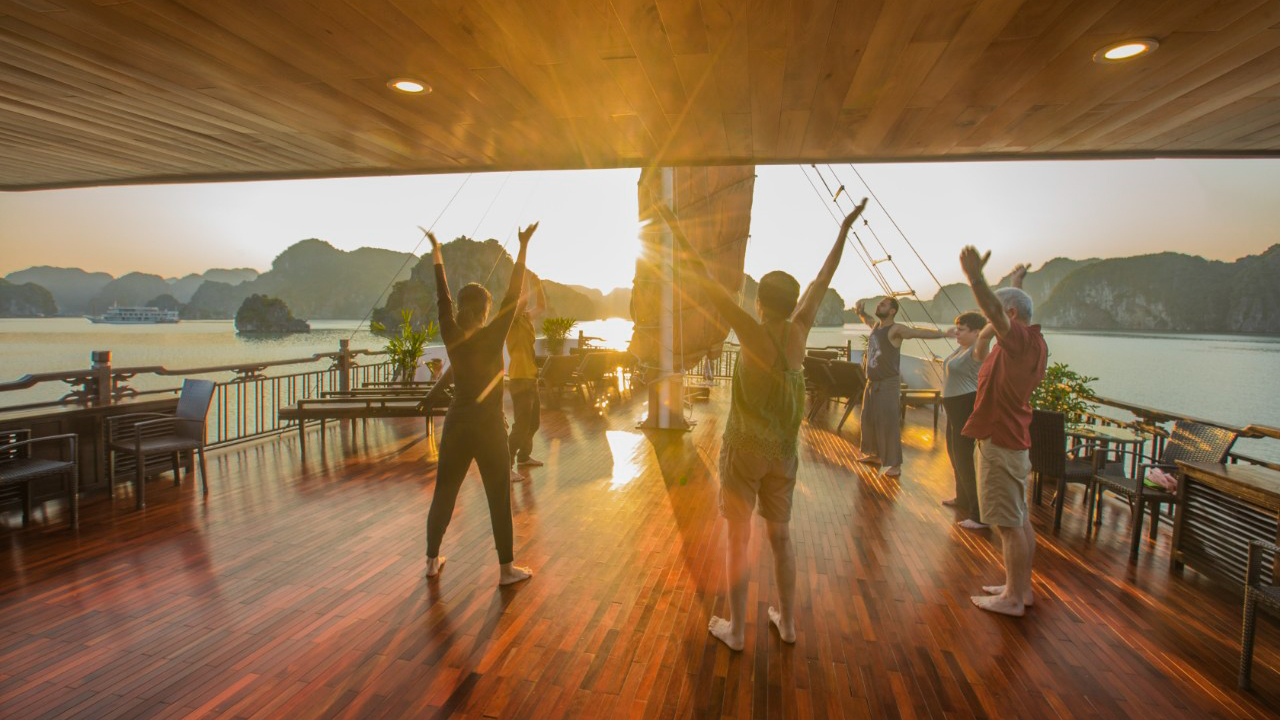 Tập Yoga buổi sáng trên du thuyền Lan Hạ