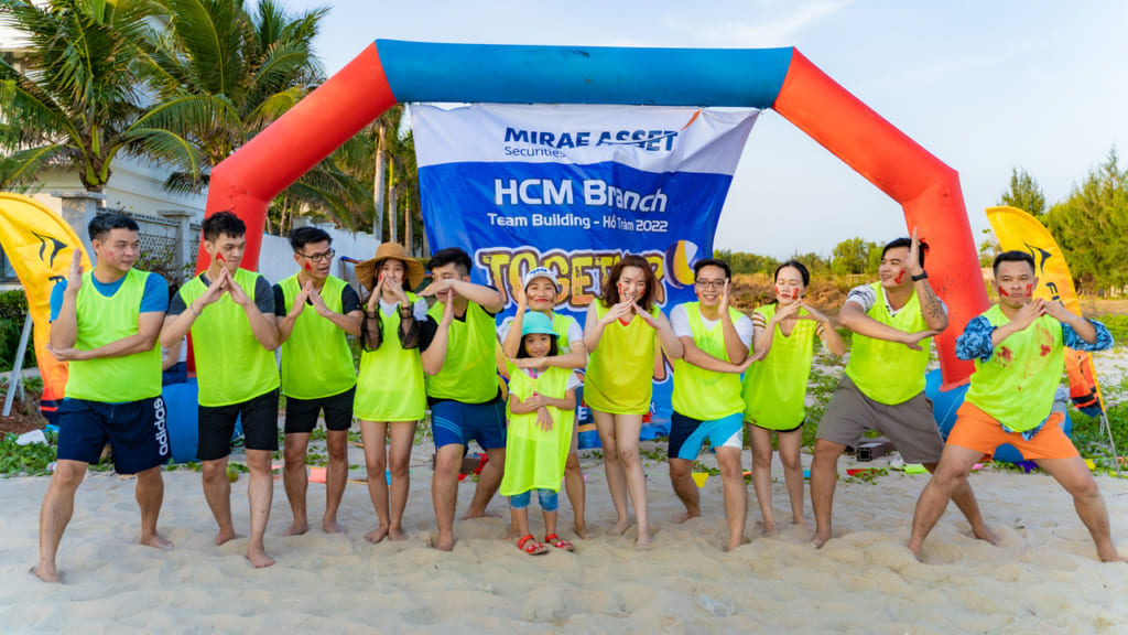 Đoàn công ty Mirae Asset vui vẻ tham gia team building ở Hồ Tràm