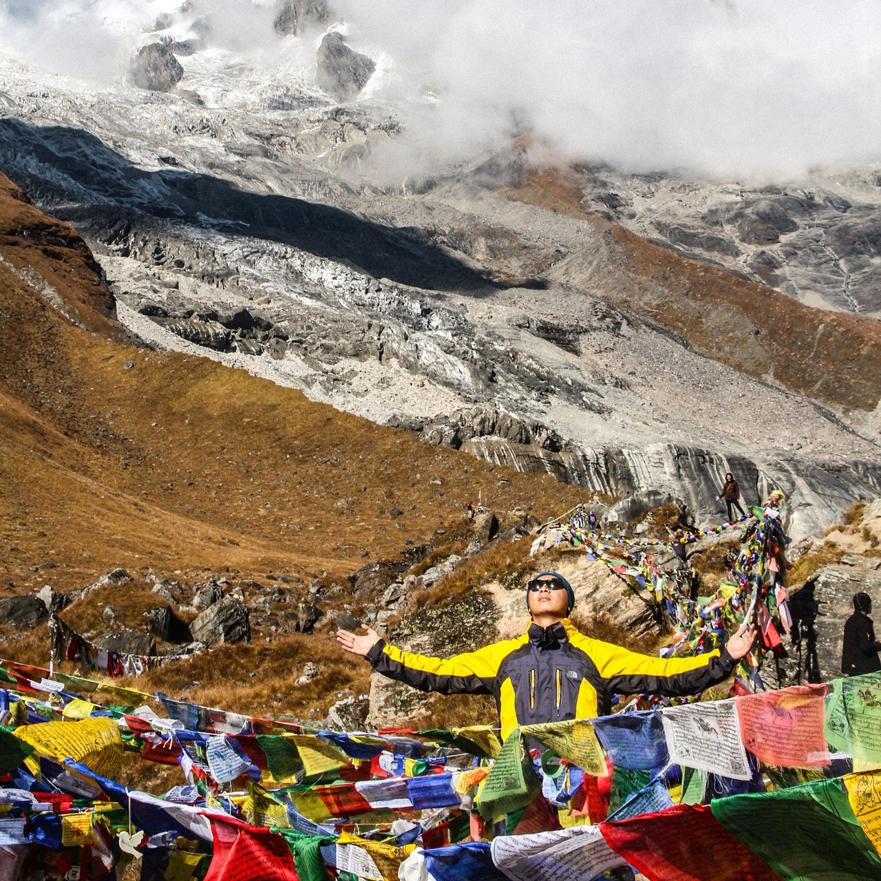 Du khách check in Himalaya trong chuyến Tour Nepal