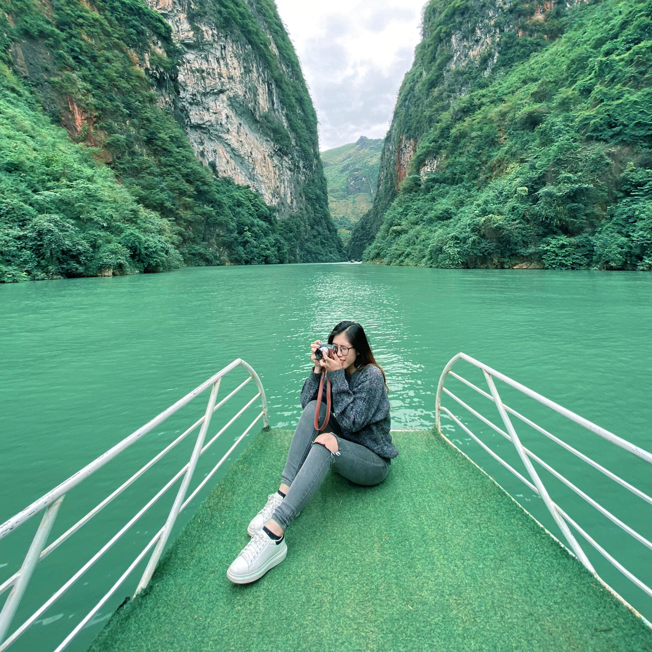Khách du lịch chụp hình ở sông Nho Quế