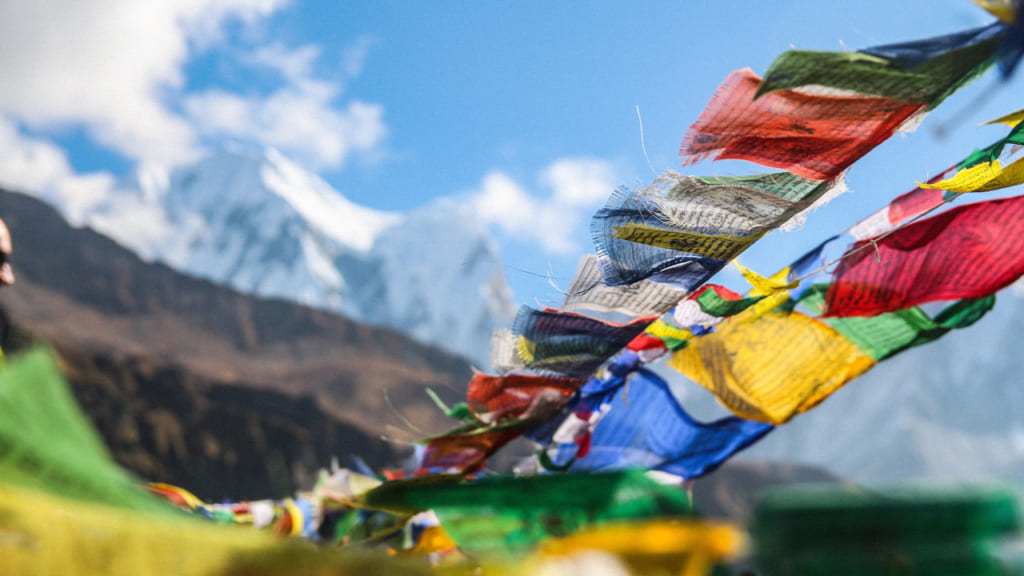 Những lá cờ cầu nguyện của Phật giáo trên đỉnh núi