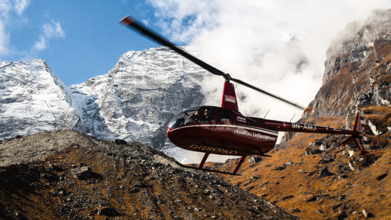 Trực thăng trên đỉnh núi Himalaya từ Nepal