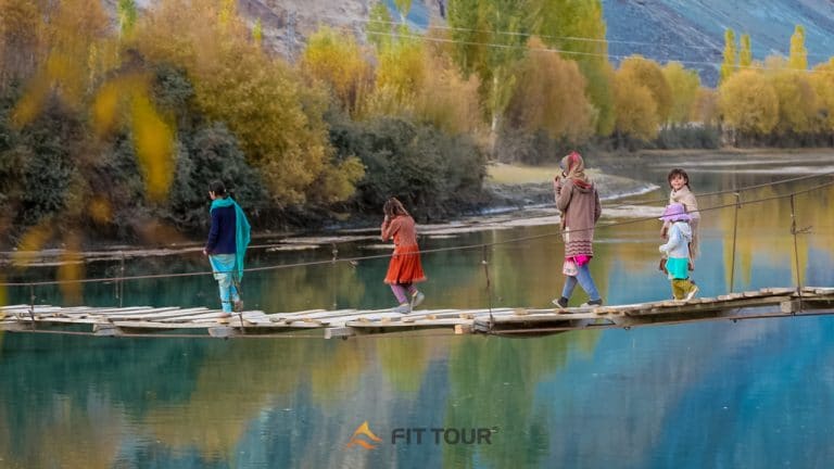 Đi qua cầu gỗ ở sông Gilgit Pakistan