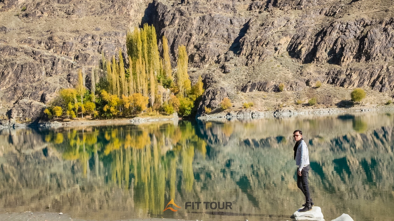 Khách du lịch chụp ảnh trong chuyến du lịch Pakistan tại thung lũng Ghizar