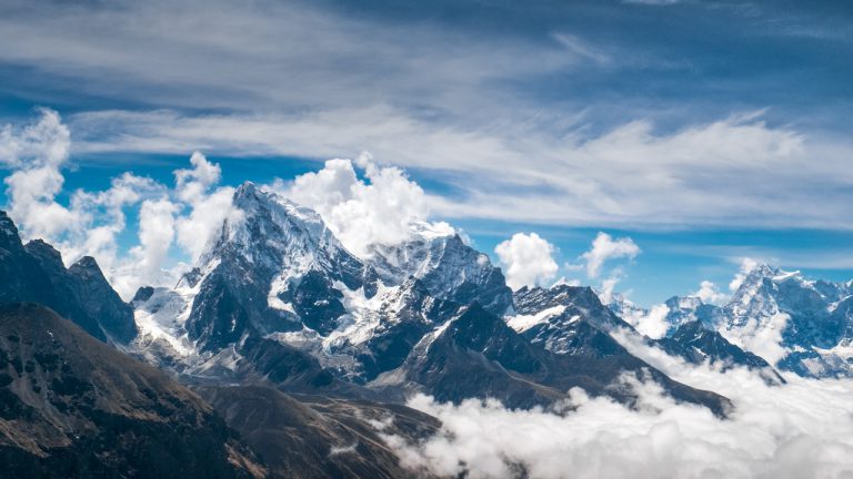 Đỉnh Everest trên dãy Himalayas