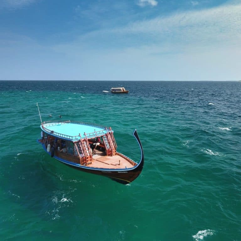 Khám phá biển Maldives với tàu nhỏ