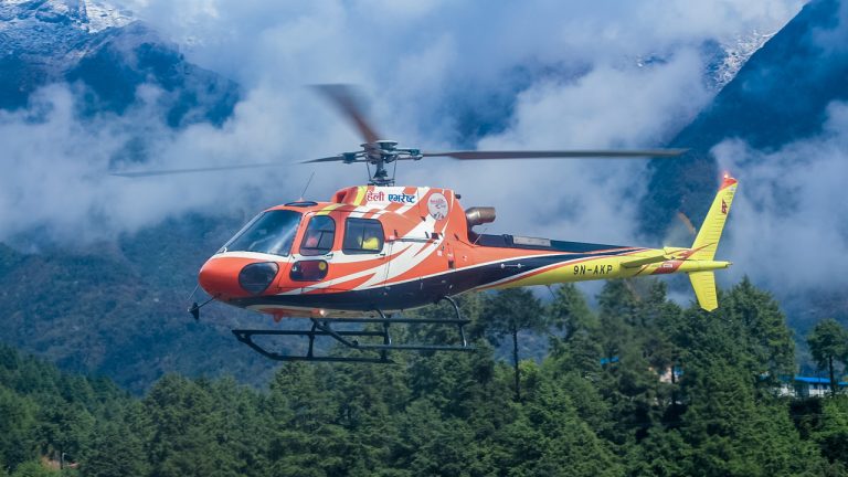 Hành trình đi trực thăng lên Everest Base Camp