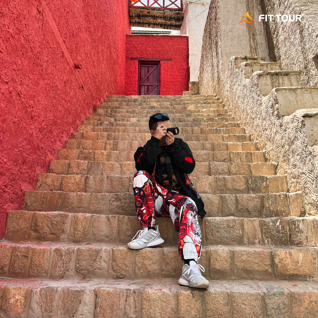 Du khách Việt chụp ảnh trên đoạn cầu thang ở tu viện