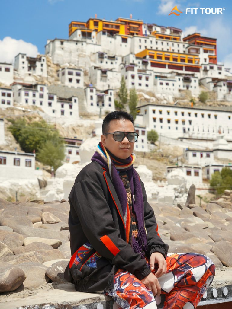 Du khách Việt chụp ảnh với tu viện Hemis Ladakh Ấn Độ