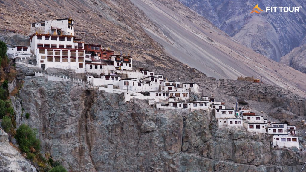 Tu viện Diskit Ladakh nằm trên sườn núi