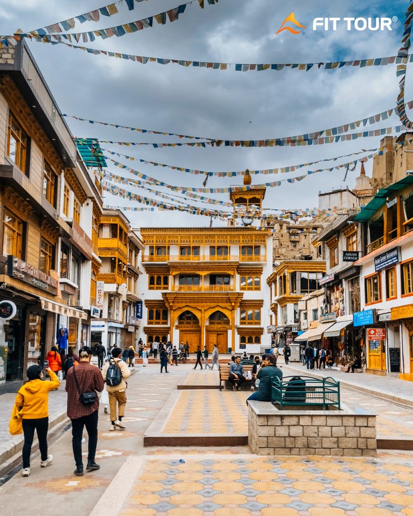 Con phố chính ở Leh Ladakh