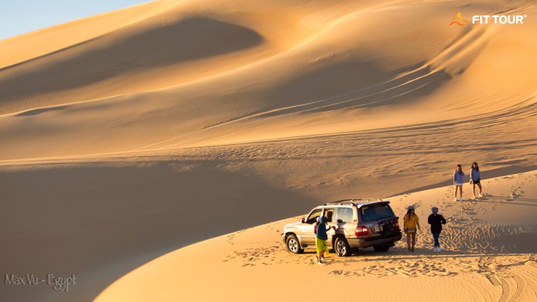 Đoàn du khách Việt khám phá sa mạc Ai Cập