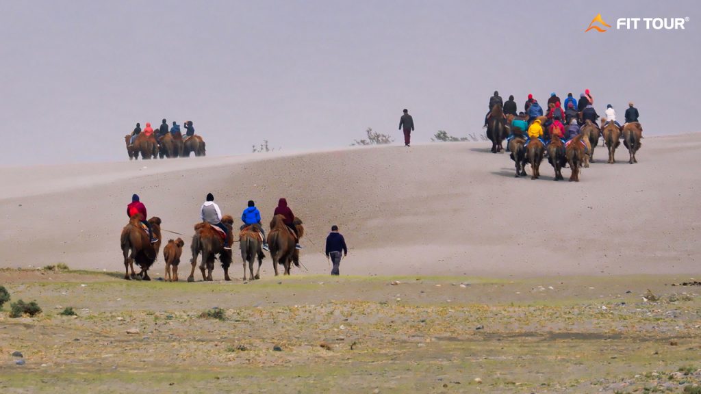 Đoàn người cưỡi lạc đà ở thung lũng Nubra