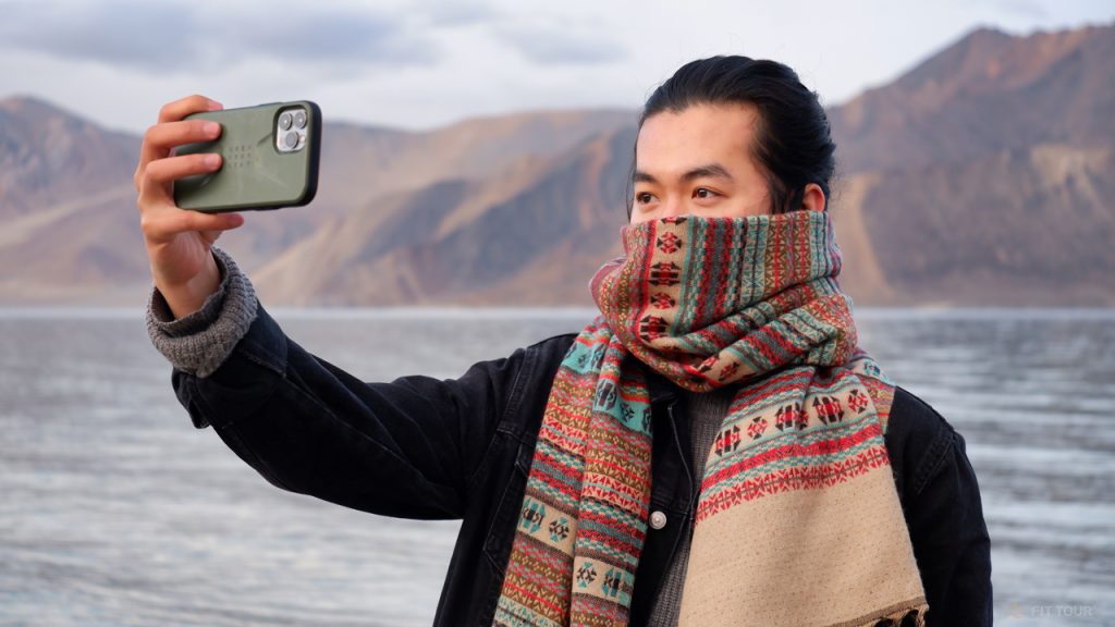 Du khách check in hồ Pangong Tso Ladakh