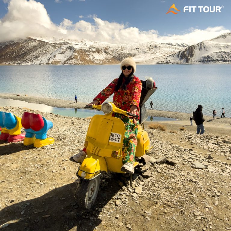 Du khách chụp ảnh ở hồ Pangong Tso Ladakh