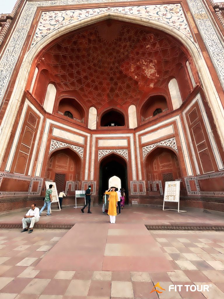 Du khách chụp ảnh ở bên trong Taj Mahal