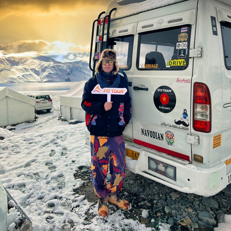 Du khách cùng Fit Tour du lịch có Guu ở Ladakh