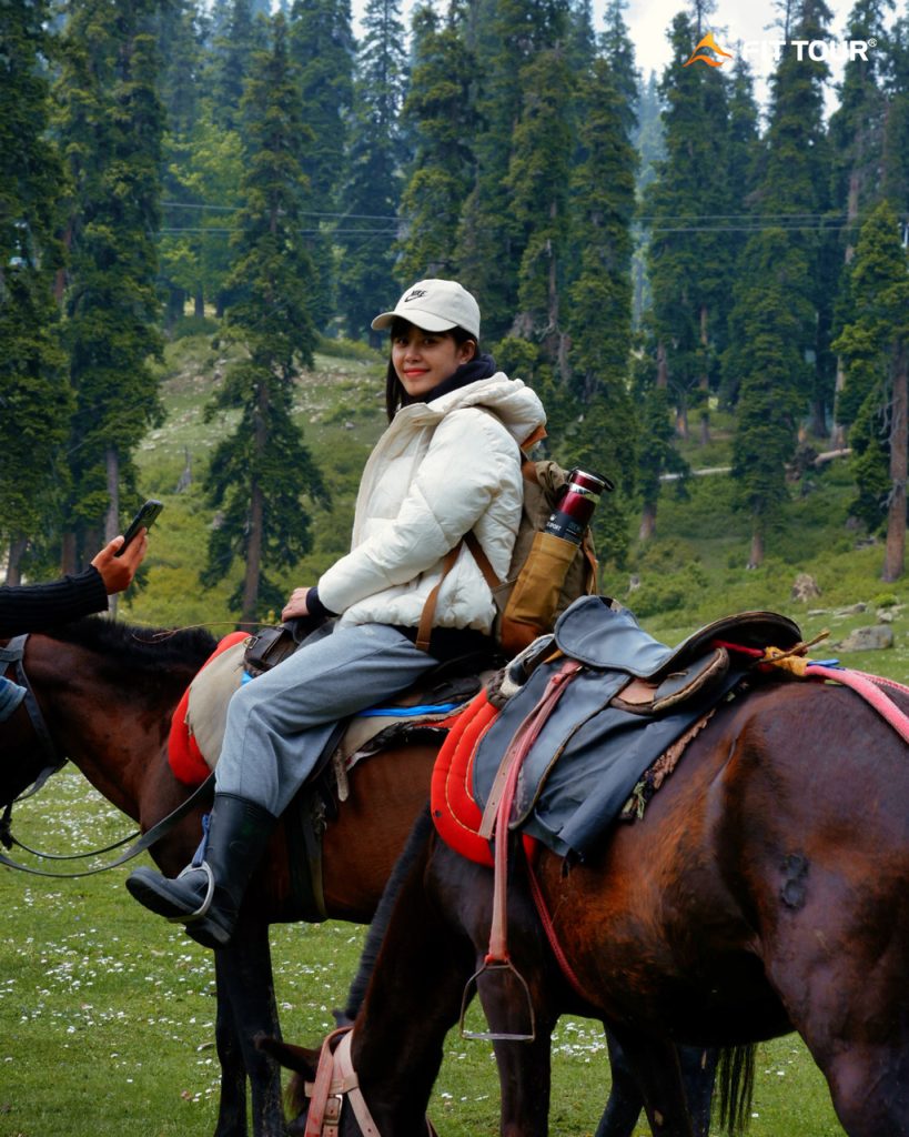 Du khách tham gia hoạt động cưỡi ngựa ở Gulmarg