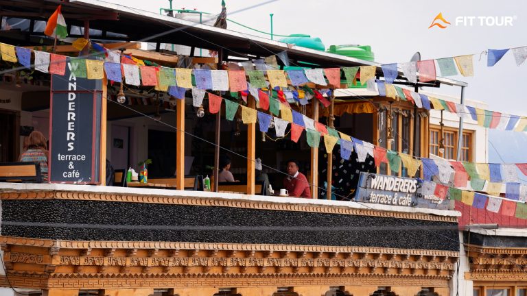 Ngồi trên quán cà phê ở Leh Ladakh