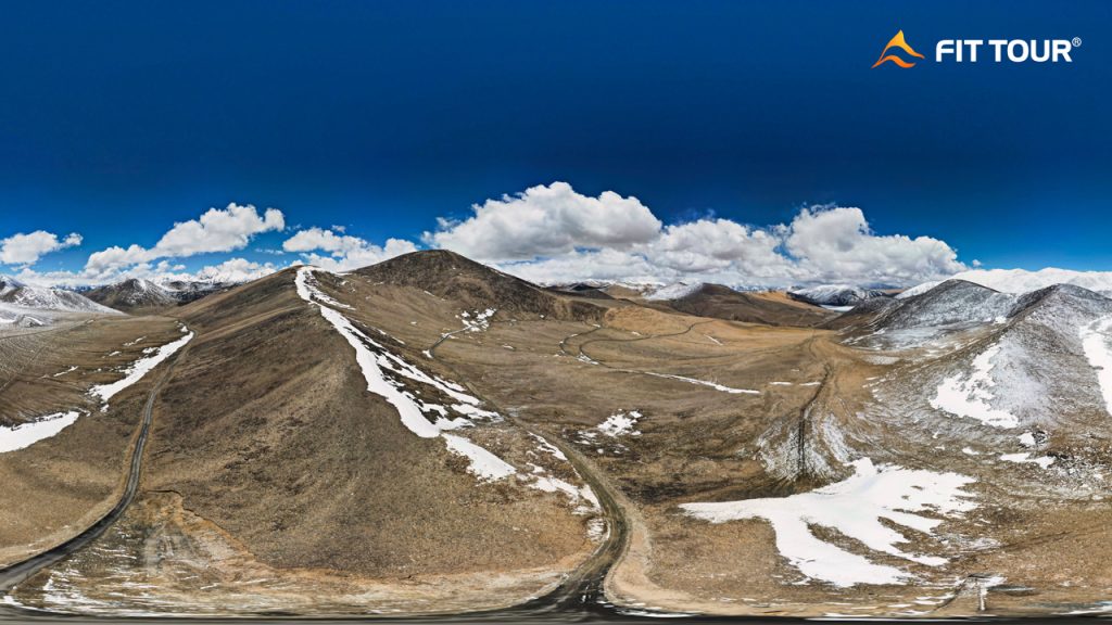 Vùng núi quanh đoạn đường hồ thiêng Ladakh