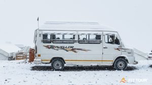 Xe đưa du khách trong hành trình du lịch Ladakh cùng Fit Tour - Du lịch có Guu