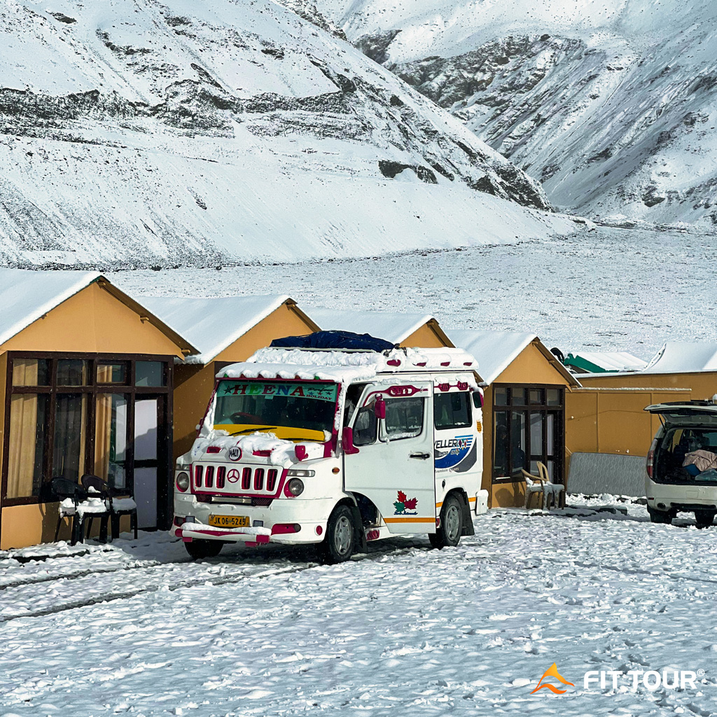 Xe đậu giữa vùng tuyết trắng Ladakh