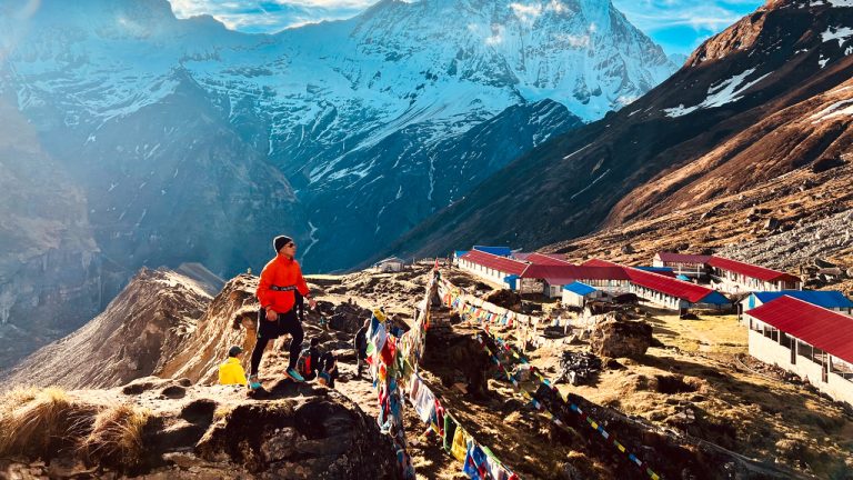 Du khách chụp ảnh ở vùng núi Everest