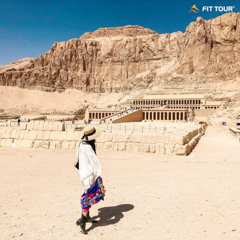 Du khách khám phá lăng mộ cổ Ai Cập