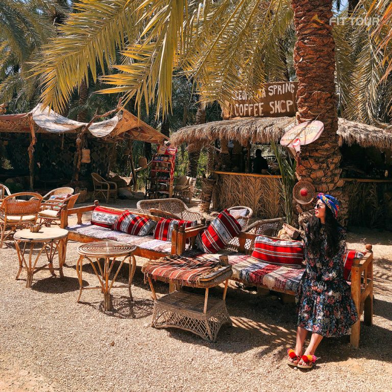 Du khách tận hưởng không gian cà phê trên bãi biển ở Ai Cập