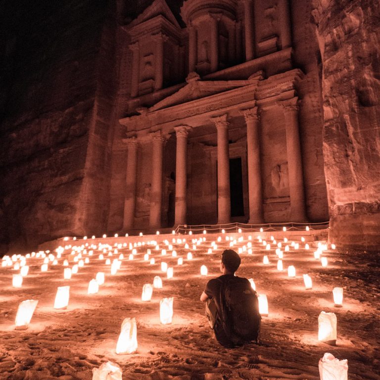 Đèn sáng vào buổi tối ở thánh địa Petra, Jordan