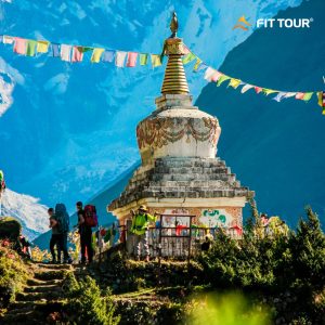 Chụp ảnh cùng ngôi đến Stupa ở Nepal trên đường đi EBC