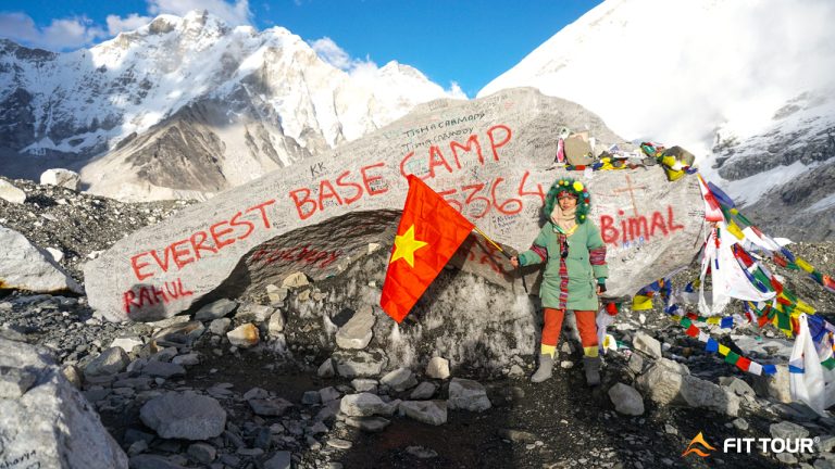 Cờ Việt Nam tung bay ở Everest Base Camp