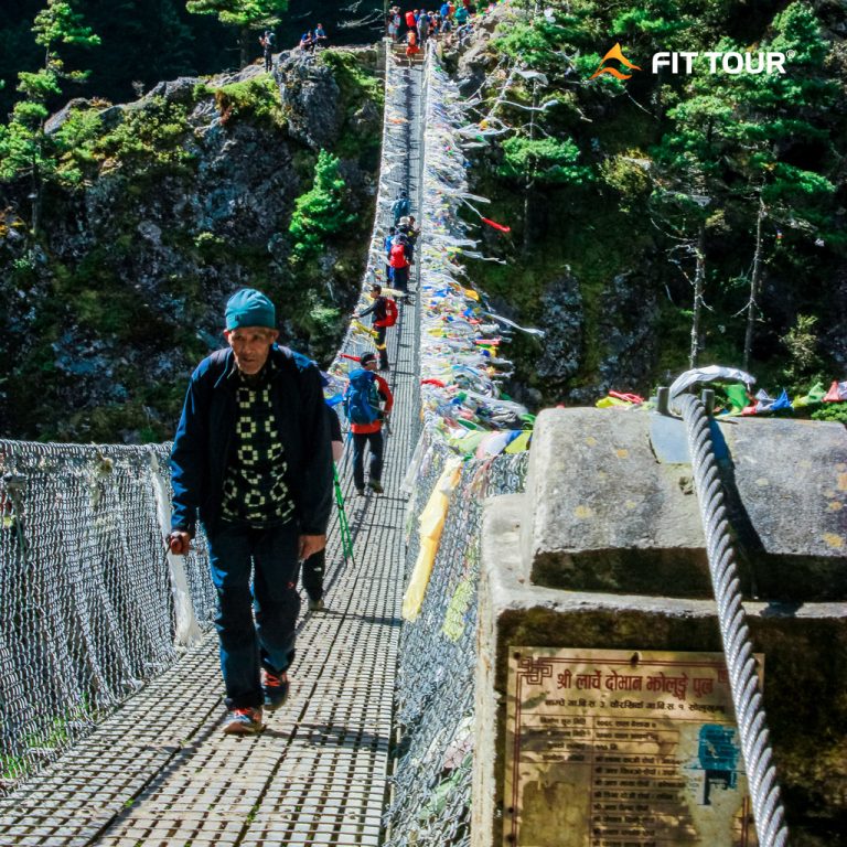 Đoạn cầu treo dây ấn tượng trong những ngày đầu trek đến EBC